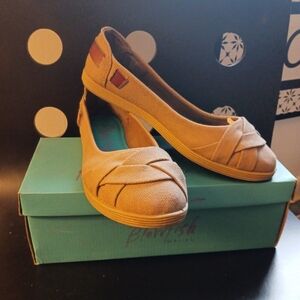 BLOWFISH LADIES SIZE 9.5 CANVAS SHOES